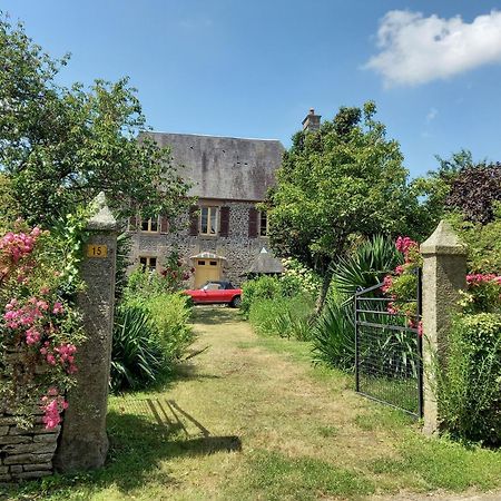 Le Petit Manoir Bed & Breakfast Isigny-le-Buat Dış mekan fotoğraf