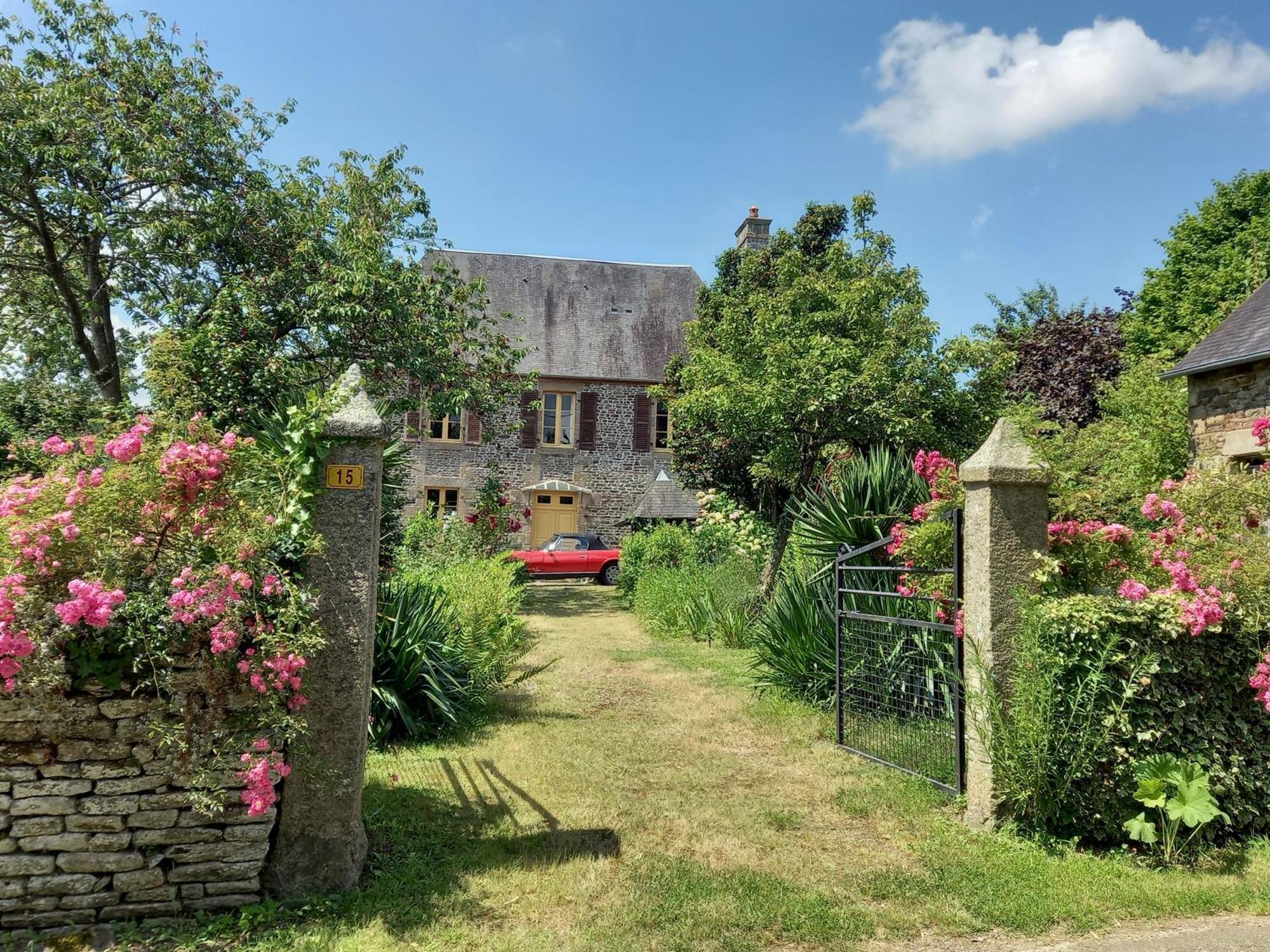 Le Petit Manoir Bed & Breakfast Isigny-le-Buat Dış mekan fotoğraf